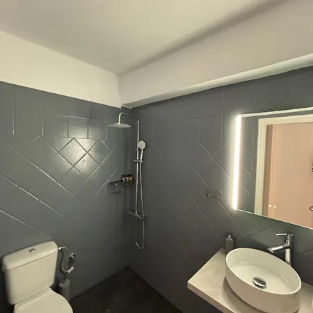 Crown Luxurious Residences, Китнос